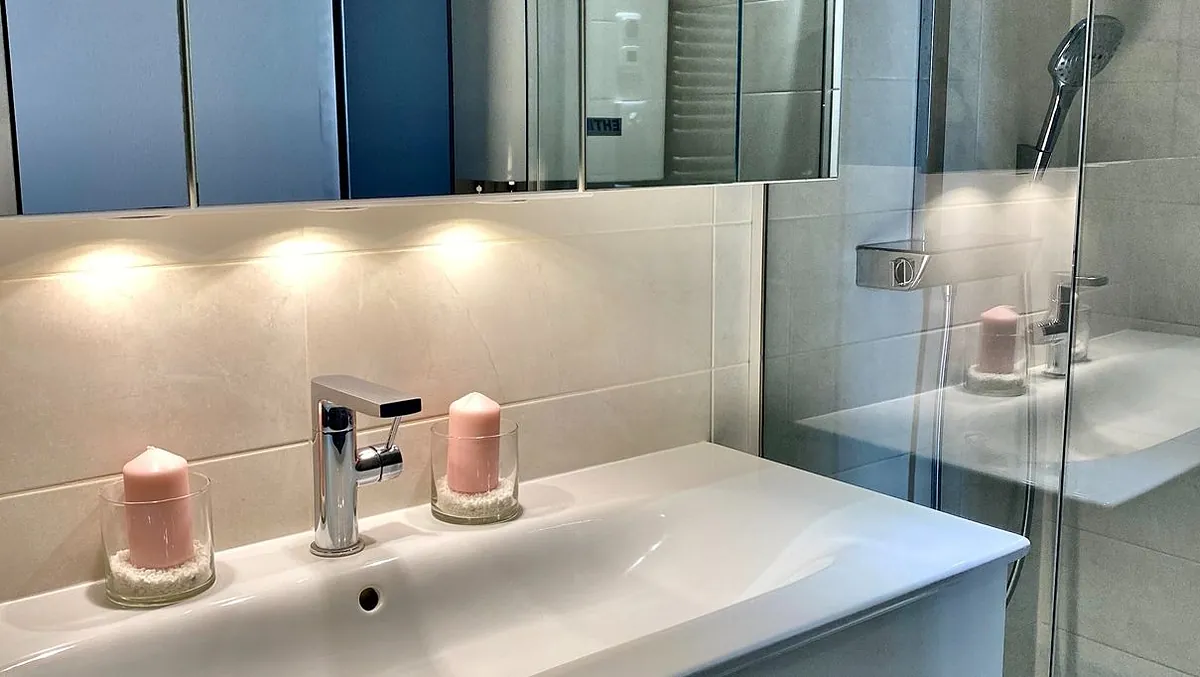Waschbecken und Dusche