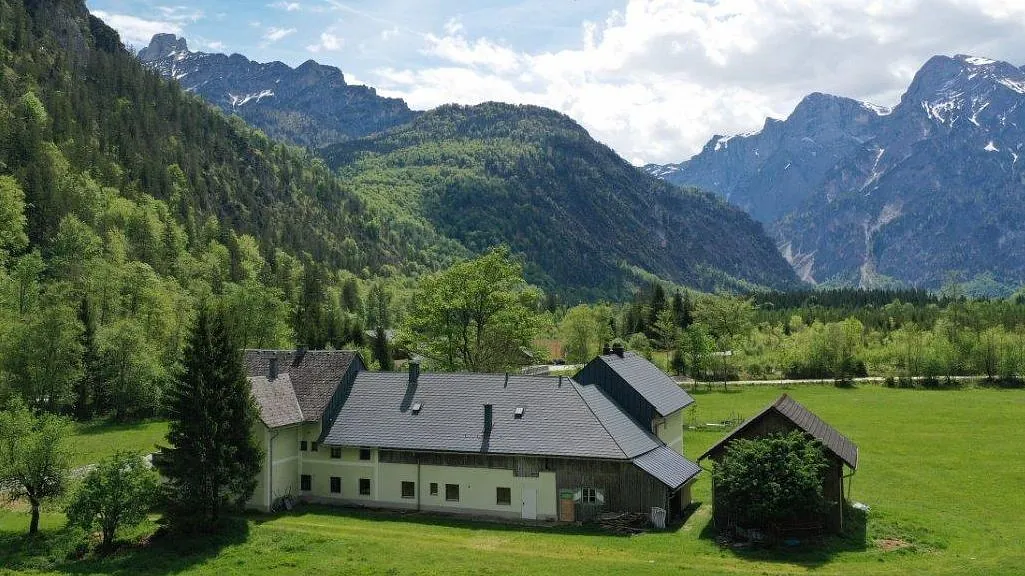 Bauernhaus vor Bergkulisse